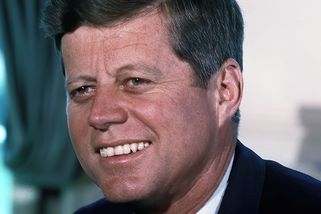 Mýtus Kennedy: Průměrný prezident a sukničkář, který pomohl vyvolat Kubánskou krizi - Médium.cz